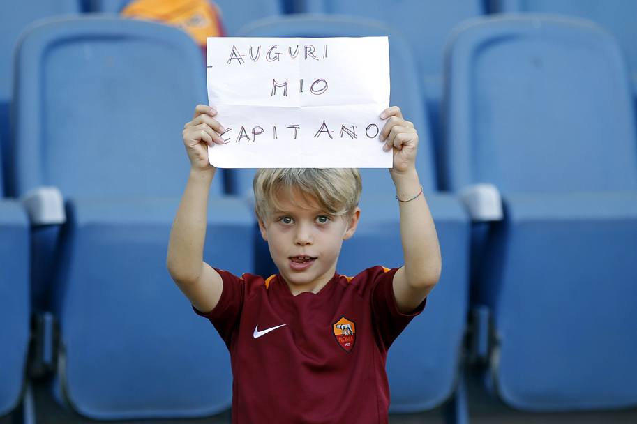 Un bambino biondo, col suo cartello di auguri per Francesco Totti. Getty Images